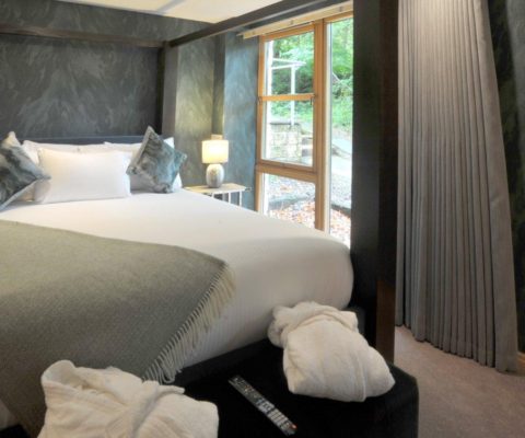 Travis Suite Bed Close