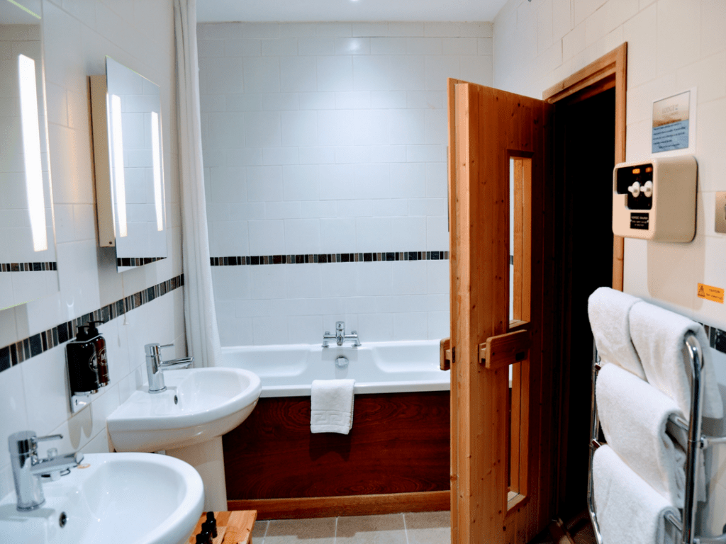 Couple who travel the world - Lodge on Loch Lomond